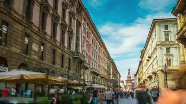 Sunny sky milan city vía dante street crowded walking panorama 4k time lapse italia — Vídeos de Stock