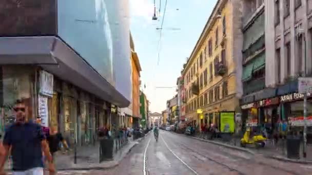 夏季的一天米兰市门 ticinese 街道查看 4 k 时间推移意大利 — 图库视频影像