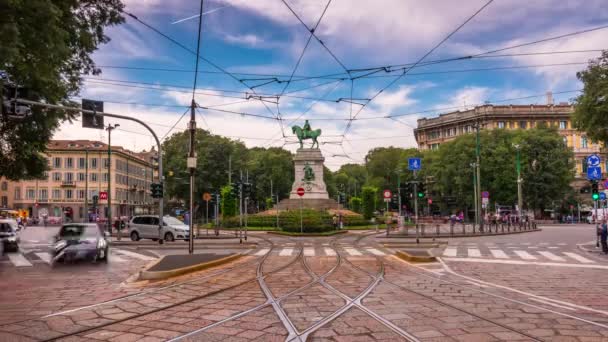 Milan city summer day traffic largo cairoli square panorama 4k time lapse italia — Vídeos de Stock