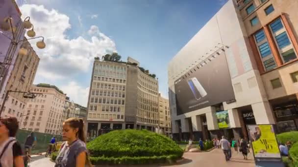 Dag milan san babila vierkant wandeltijd panorama 4 k vervallen Italië — Stockvideo