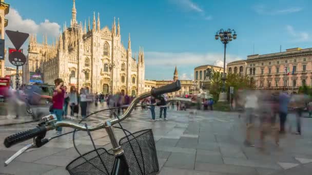 Lidí, kteří jdou v blízkosti Milan Cathedral — Stock video