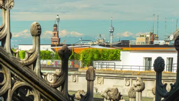 日ミラノ ドゥオーモ大聖堂の屋上パノラマ 4 k 時間経過イタリア — ストック動画