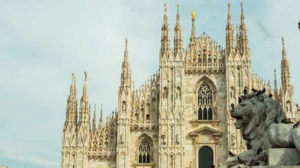 Nap Milánó híres duomo katedrális az első oroszlán emlékművet panorama 4 k idő megszűnni, Olaszország — Stock videók