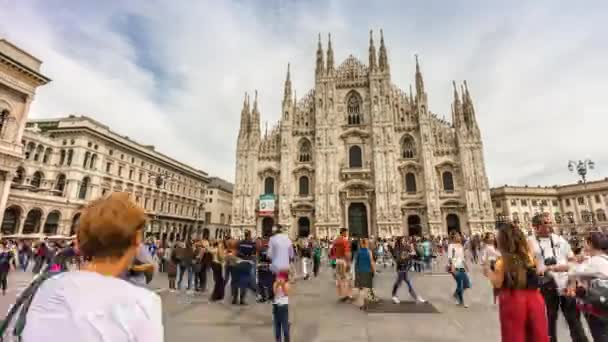 Ηλιόλουστη μέρα duomo Καθεδρικός τετράγωνο περπάτημα Πανόραμα 4 k υπερβολικός χρόνος παύουν Ιταλία — Αρχείο Βίντεο