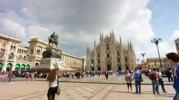 Människor som gick nära Duomo di Milano — Stockvideo