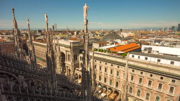 Захід сонця світло Мілан знаменитого Домського собору собору на даху квадратних Панорама 4 к час проміжок Італії — стокове відео