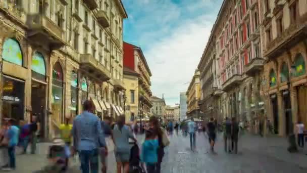Día milan city vía dante street crowded walking panorama 4k hyper time lapse italia — Vídeo de stock
