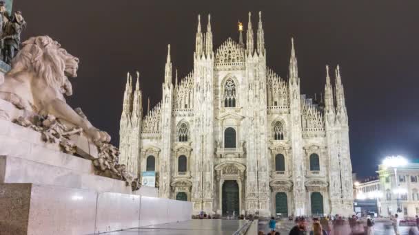 Night Światło Mediolan lew pomnik duomo Katedra panorama 4 k czas wygaśnięcia Włochy — Wideo stockowe