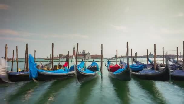 Gondeln in der Lagune von Venedig — Stockvideo