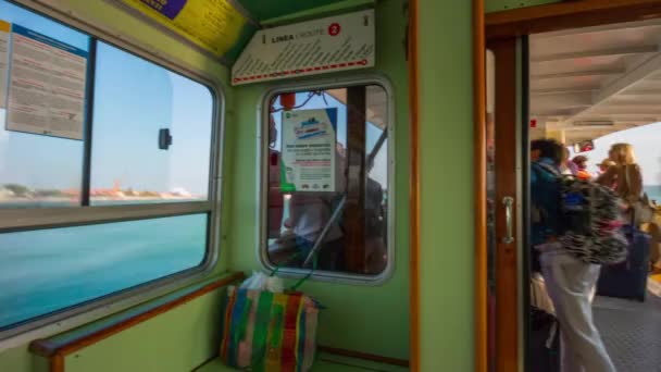 Venedik gün feribot road trip pencere görünümü panorama 4 k zaman sukut İtalya — Stok video