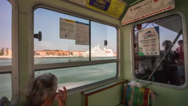 Dag Venetië veerboot weg reis rit kant venster panorama 4 k tijd vervallen Italië — Stockvideo