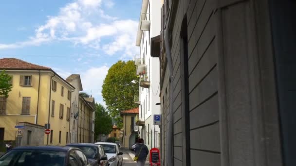 Vară zi como oraș stradă plimbare panorama 4k italy — Videoclip de stoc