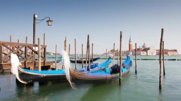 Gondolas en la laguna de Venecia — Vídeo de stock