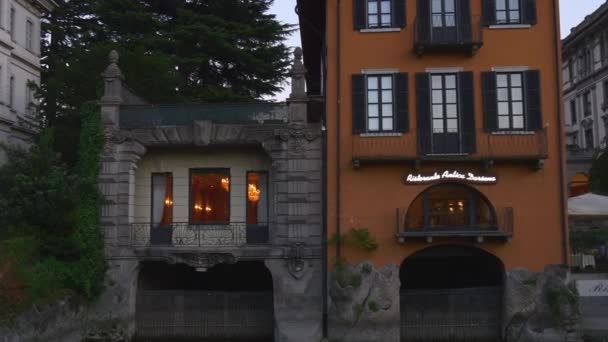 Como lago ciudad famoso hotel y restaurante frente al crepúsculo panorama 4k italia — Vídeos de Stock