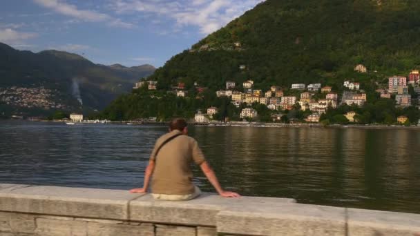 Como város a tó szélén — Stock videók