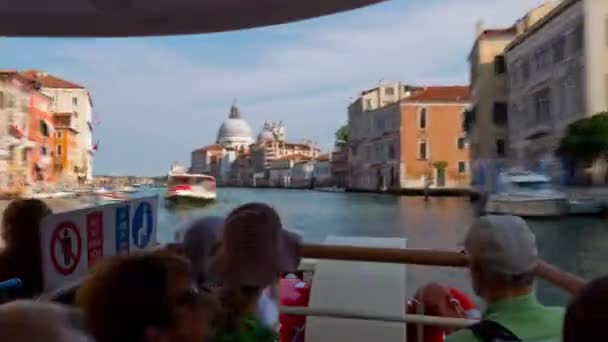 Venice ferry road trip canal santa maria salute basilica 4k time lapse italia — Vídeos de Stock