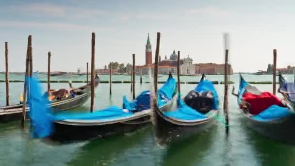 Gondolas en la laguna de Venecia — Vídeos de Stock