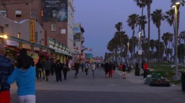 İnsanlar wakling Venedik Plajı