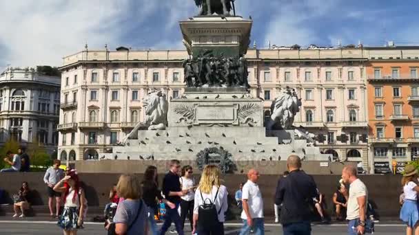 Lidé chodí na náměstí s katedrálou duomo — Stock video