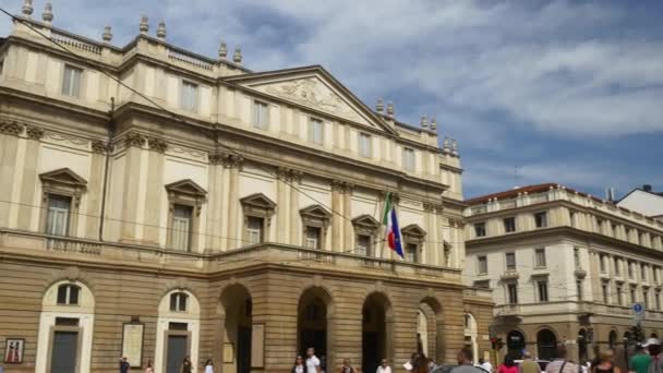 Itália Milão dia ensolarado la scala teatro quadrado entrada frontal tráfego rua panorama 4K — Vídeo de Stock