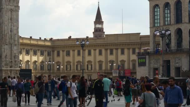 Insanlar katedral Duomo Meydanı'nda yürürken, insanlar — Stok video