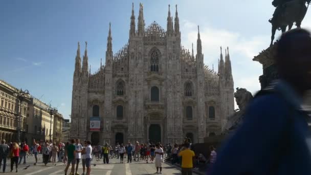 People walking on duomo cathedral square — Stock Video