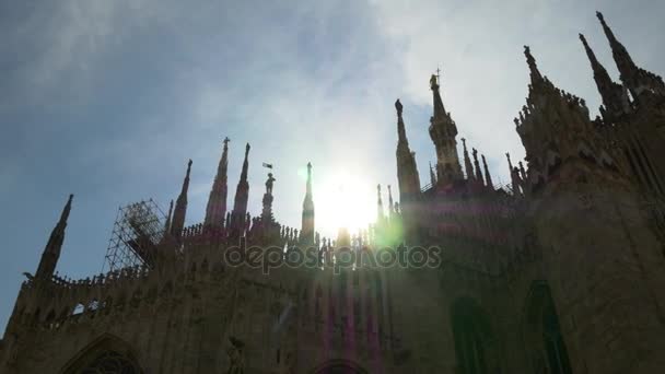 Italia sol luz día tiempo milan famoso duomo catedral azotea frente panorama 4k — Vídeo de stock