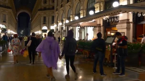 Italia noche victor emmanuel II galería comercial paseo lado panorama 4k milan — Vídeo de stock