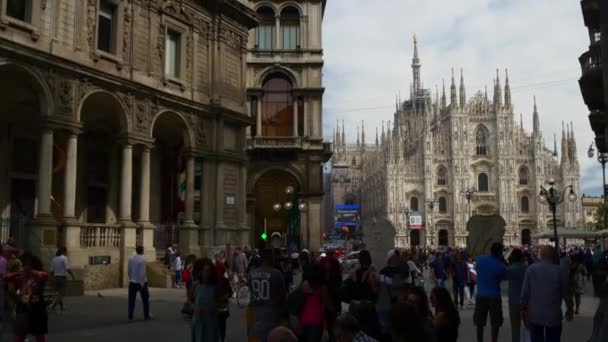 Itália verão dia milan cidade mercanti lotado rua duomo catedral panorama 4k — Vídeo de Stock