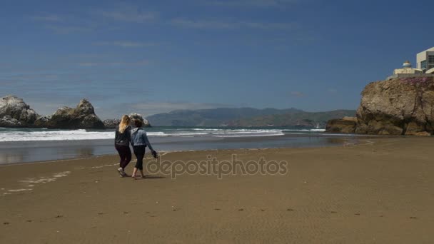 People walking San Francisco beach — Stock Video