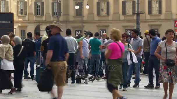 Människor som gick på duomo cathedral square — Stockvideo