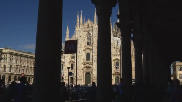 Turistas en la azotea de Piazza del Duomo — Vídeos de Stock