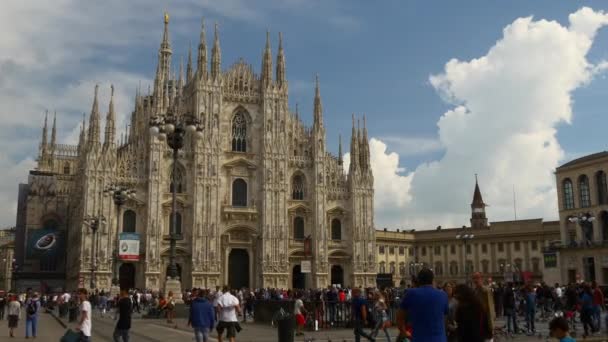 Ιταλία ηλιόλουστη μέρα μπλε ουρανό duomo Καθεδρικός τετράγωνο μπροστά περπάτημα Μιλάνο Πανόραμα 4k — Αρχείο Βίντεο