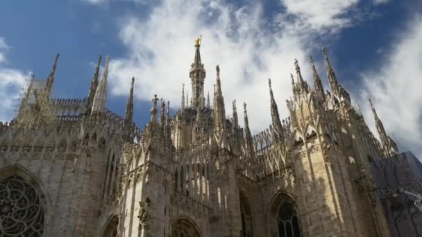 Vista para o telhado da Catedral de Duomo — Vídeo de Stock