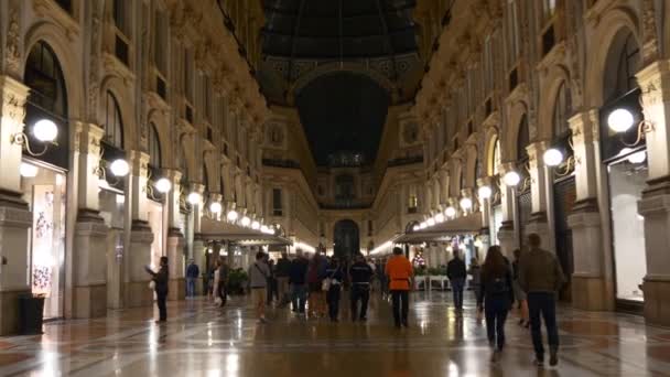 Italia noche victor emmanuel II galería de compras en el interior abarrotado panorama 4k milan — Vídeo de stock