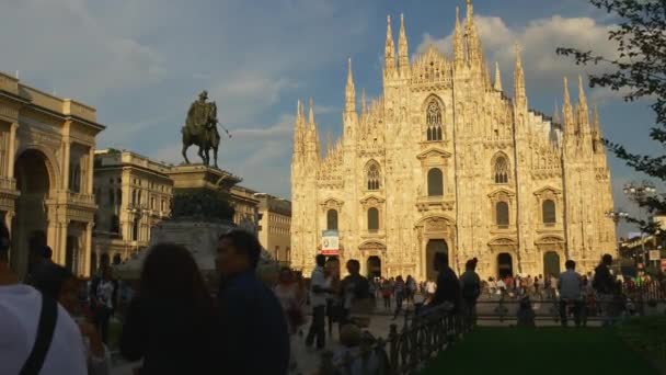 Italien sommaren solnedgången ljus Milano berömda duomo cathedral square främre panorama 4k — Stockvideo