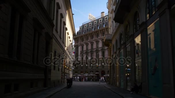 Itália milão verão dia sombra lado cidade centro bastante rua vista 4k — Vídeo de Stock