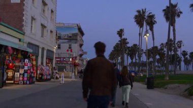 İnsanlar wakling Venedik Plajı