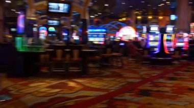 casino içinde insanlar