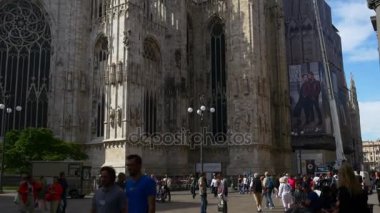 insanlar katedral Duomo Meydanı'nda yürürken, insanlar