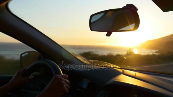 Jazdy samochodem dziewczyna o zachodzie słońca — Wideo stockowe