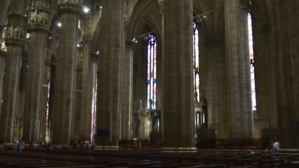 Personas en el interior de la catedral del duomo — Vídeo de stock