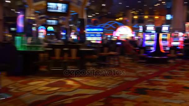 Mensen in casino — Stockvideo