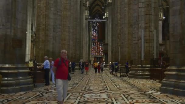 Personas en el interior de la catedral del duomo — Vídeos de Stock