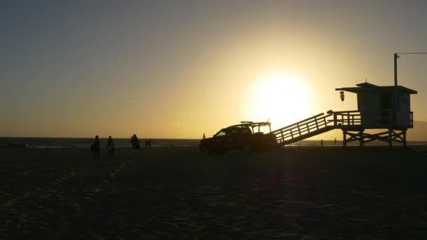 Спасательная башня на пляже — стоковое видео