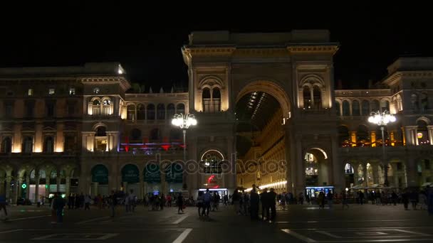 Italia noche iluminación milan victor emmanuel II galería catedral plaza panorama 4k — Vídeo de stock