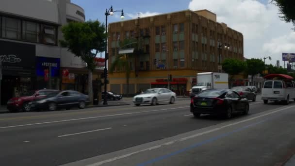 Lalu lintas lintas persimpangan di Los Angekes — Stok Video
