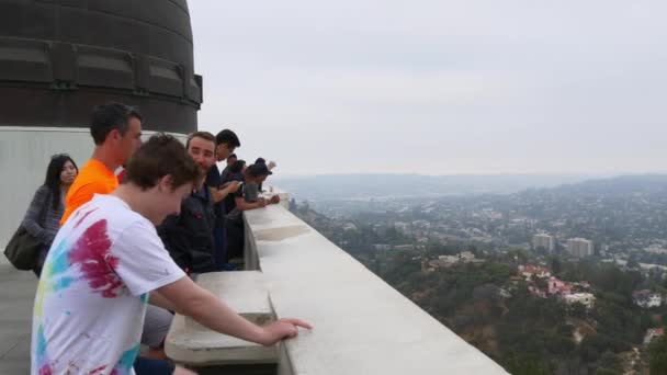 A turisták a Griffith Obszervatórium — Stock videók