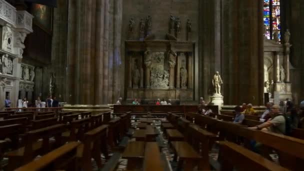 Människor inne i Duomokatedralen — Stockvideo
