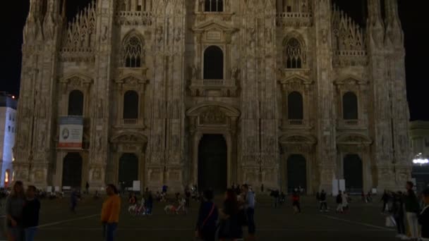 Lidé chodí na náměstí s katedrálou duomo — Stock video